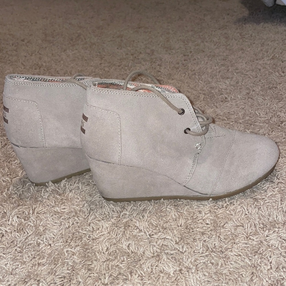 Toms wedges size 8 color grey